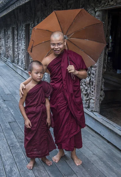 Monges no Mosteiro de Shwenandaw em Mandalay, Mianmar — Fotografia de Stock