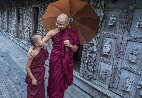 Monges no Mosteiro de Shwenandaw em Mandalay, Mianmar — Fotografia de Stock