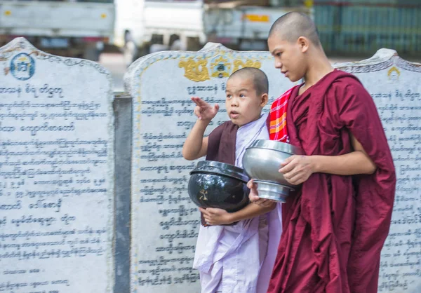 Monjes en el Monasterio Mahagandayon Myanmar — Foto de Stock