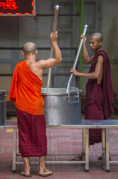 Monniken in het klooster van de Mahagandayon-Myanmar — Stockfoto