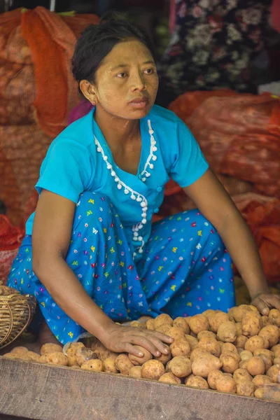 Sebze satıcı Myanmar — Stok fotoğraf