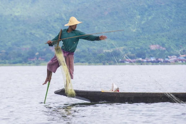 Barmský rybář na jezeře inle lake — Stock fotografie