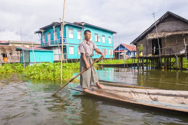 Intha man op zijn boot in Inle lake Myanmar — Stockfoto