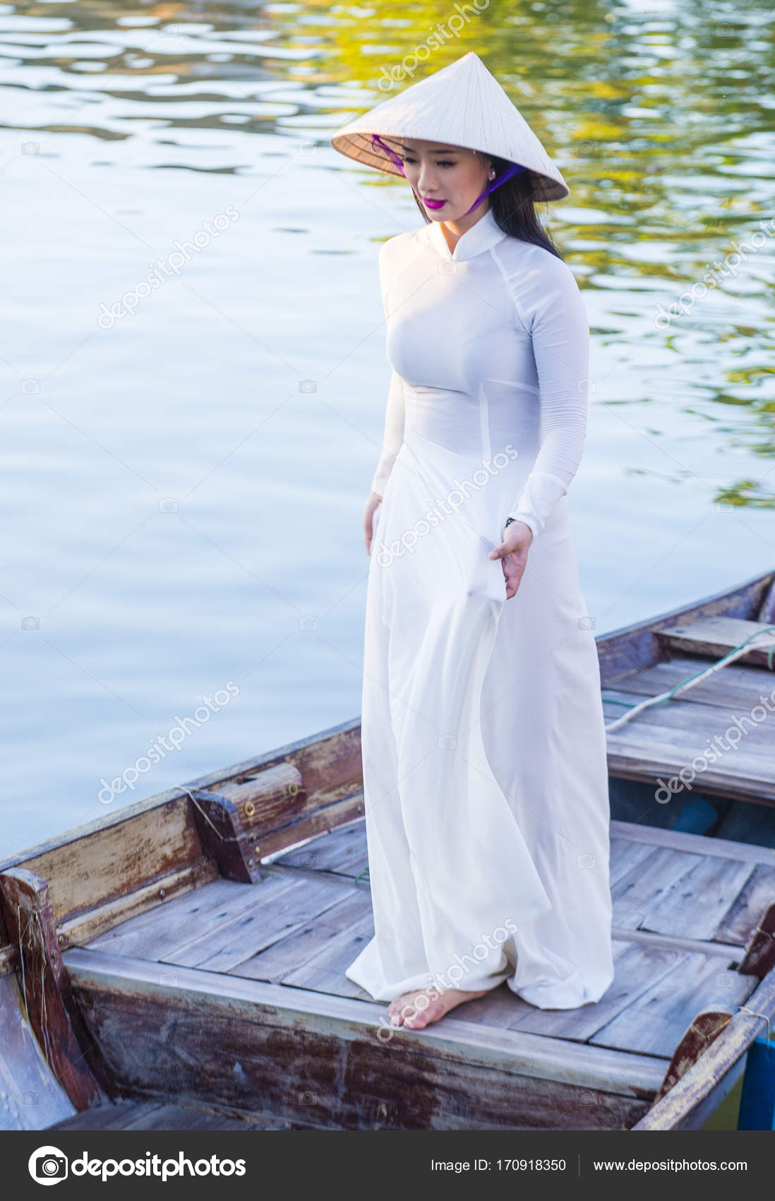 Mulher vietnamita com vestido Ao Dai — Fotografia de Stock Editorial ©  kobbydagan #170918350