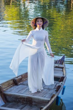  Ao Dai elbise ile Vietnam kadın