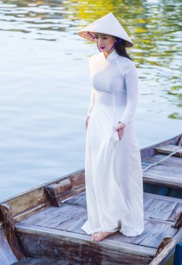  Ao Dai elbise ile Vietnam kadın