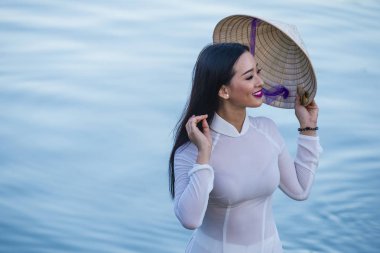  Ao Dai elbise ile Vietnam kadın