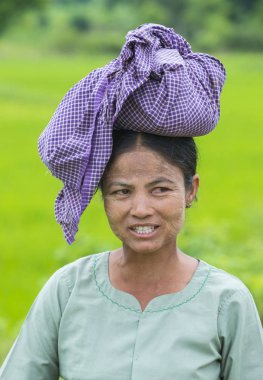 Bir pirinç alan, Birmanya çiftçi 