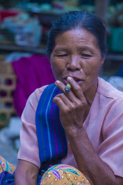 Birman kadın bir cheroot puro Sigara