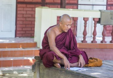 Rahipler at Mahagandayon Manastırı Myanmar