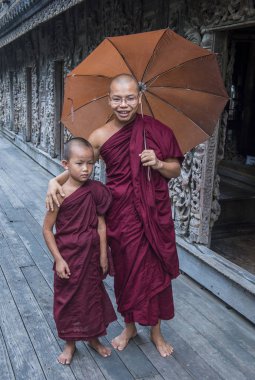 Rahipler at Mandalay, Myanmar Shwenandaw Manastırı