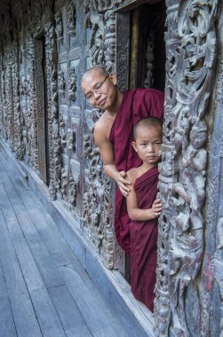 Rahipler at Mandalay, Myanmar Shwenandaw Manastırı