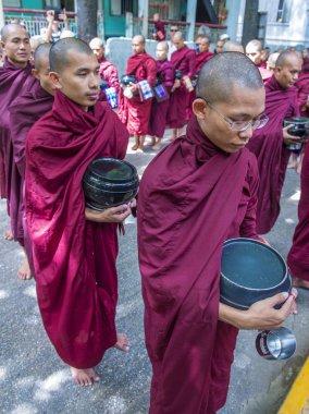 Rahipler at Mahagandayon Manastırı Myanmar