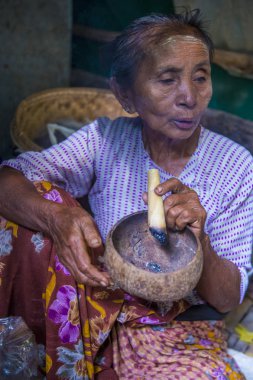 Birman kadın bir cheroot puro Sigara
