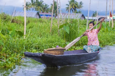 Intha kadın Inle Gölü Myanmar teknesinde