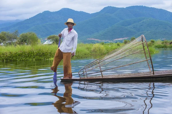 Birmese visser op Inlemeer — Stockfoto