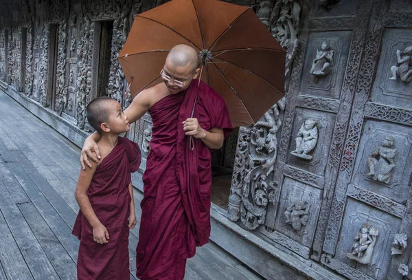 Monges no Mosteiro de Shwenandaw em Mandalay, Mianmar — Fotografia de Stock