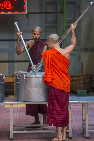 Mahagandayon 修道院のミャンマーでの僧侶 — ストック写真