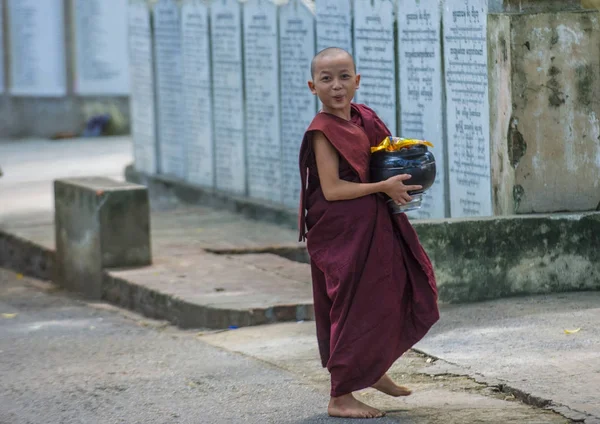 Monjes en el Monasterio Mahagandayon Myanmar — Foto de Stock