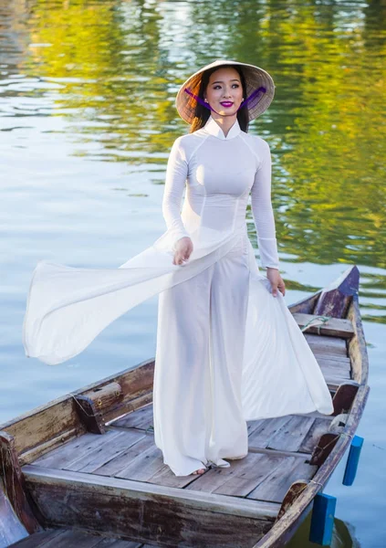 Mujer vietnamita con vestido de Ao Dai —  Fotos de Stock