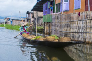 Intha kadın onun tekne Inle Gölü Myanmar