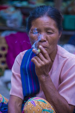 Birman kadın bir cheroot puro Sigara