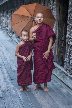 Rahipler at Mandalay, Myanmar Shwenandaw Manastırı