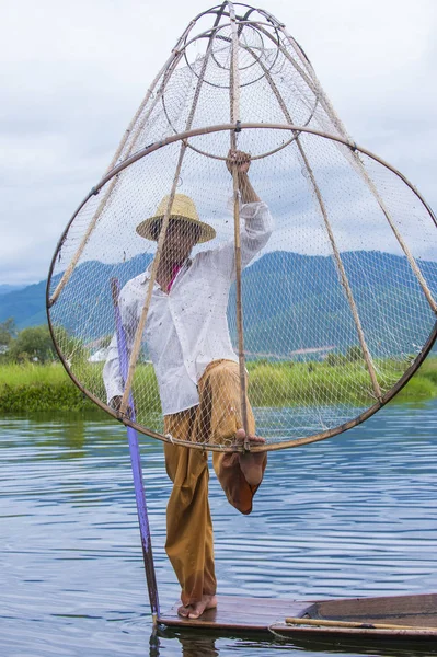 Barmský rybář na jezeře inle lake — Stock fotografie