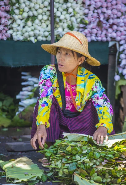 Vendedor de vegetais em Myanmar — Fotografia de Stock