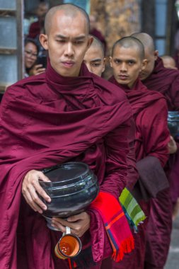 Rahipler at Mahagandayon Manastırı Myanmar