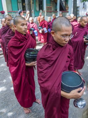 Rahipler at Mahagandayon Manastırı Myanmar
