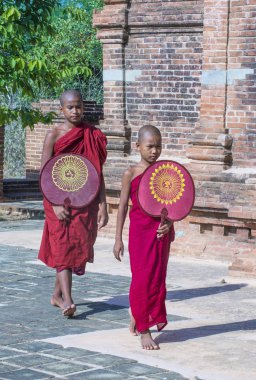 Acemi rahipler de bagan Myanmar
