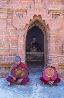 Acemi rahipler de bagan Myanmar