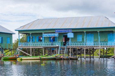Tonle sap Gölü Kamboçya'da geleneksel ahşap Tepedeki Ev