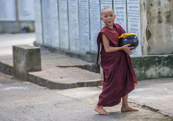 Monges no Mosteiro de Mahagandayon Myanmar — Fotografia de Stock