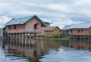 Geleneksel ahşap Tepedeki Ev Inle Gölü Myanmar