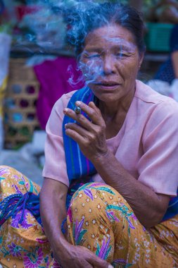 Birman kadın bir cheroot puro Sigara