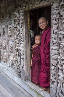 Rahipler at Mandalay, Myanmar Shwenandaw Manastırı