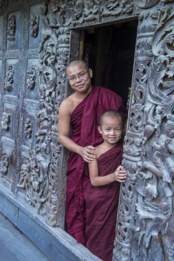 Rahipler at Mandalay, Myanmar Shwenandaw Manastırı