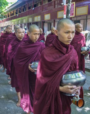Rahipler at Mahagandayon Manastırı Myanmar