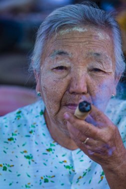 Birman kadın bir cheroot puro Sigara