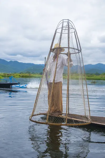 Бирманский рыбак на озере Инле — стоковое фото