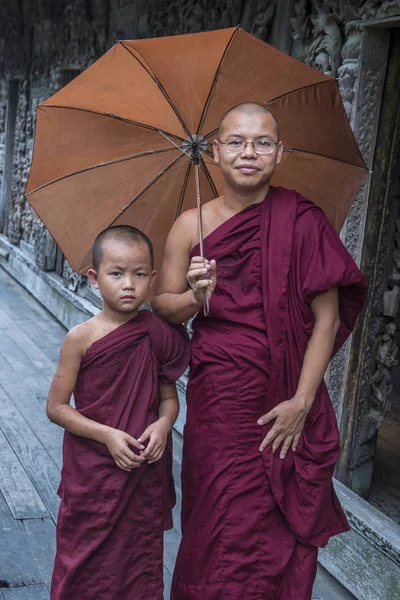 Monges no Mosteiro de Shwenandaw em Mandalay, Mianmar — Fotografia de Stock