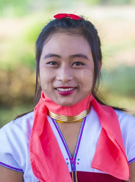 Портрет женщины из племени Каян в Мьянме — стоковое фото