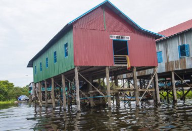 Tonle sap Gölü Kamboçya'da geleneksel ahşap Tepedeki Ev