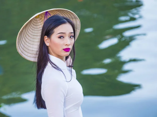 Vietnamese woman with Ao Dai dress — Stock Photo, Image