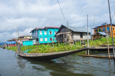 Intha adam Inle Gölü Myanmar teknesinde