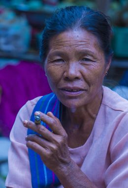 Birman kadın bir cheroot puro Sigara