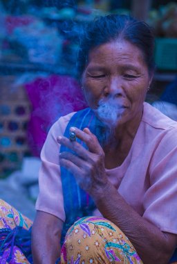 Birman kadın bir cheroot puro Sigara