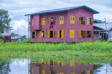 Geleneksel ahşap Tepedeki Ev Inle Gölü Myanmar